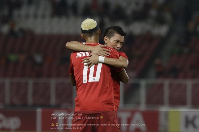 Bruno Matos dan Ismed Sofyan berpelukan dalam partai Piala AFC 2019 di mana Persija menggasak Shan United 6-1 di Gelora Bung Karno, Jakarta, 15 Mei 2019.