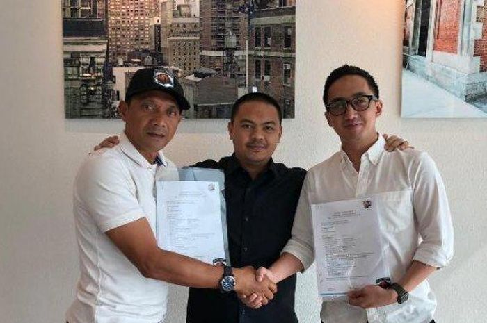 CEO Babel United, Ichsan Sofyan, bersama pelatih Putu Gede Dwi Santoso seusai melakuan kesepakatan kerja sama pada Mei 2019.