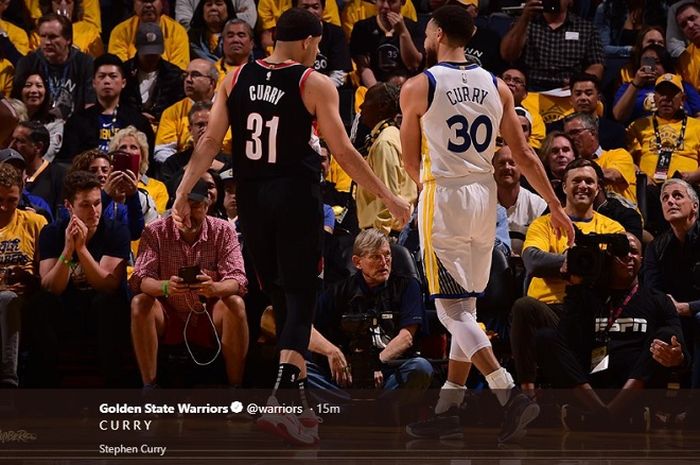 Seth Curry (kiri) dan Stephen Curry (kanan) saat saling berhadapan pada laga pertama final wilayah barat NBA yang mempertemukan Golden State Warriors kontra Portland Trail Blazers, Rabu (15/5/2019) WIB.