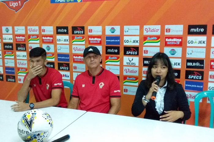 Pelatih Kalteng Putra, Gomes de Oliveira, bersama Kevin Gomes pada sesi konferensi pers jelang laga pertama mereka di Liga 1 2019 kontra PSIS Semarang, Rabu (15/5/2019) di Stadion Moch Soebroto, Magelang.