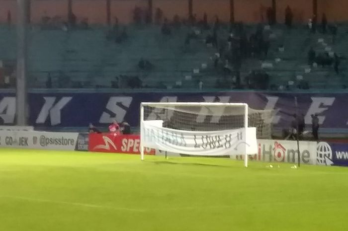 Spanduk yang dibentangkan suporter PSIS Semarang.