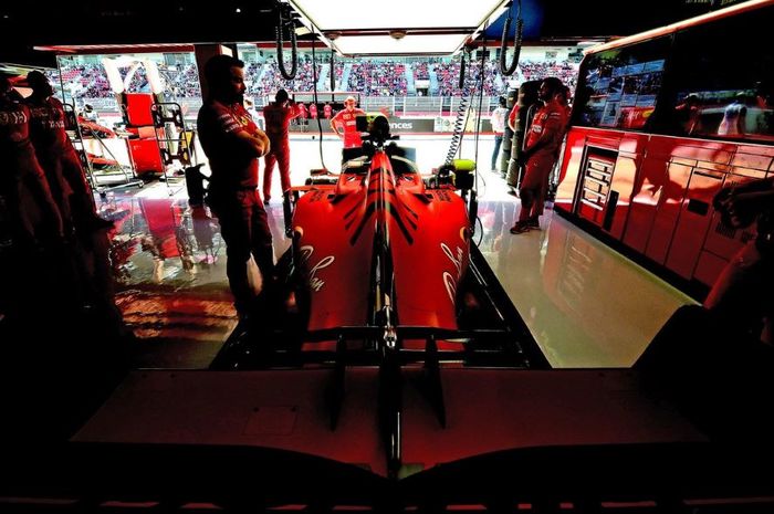 Suasana pitbox tim Ferrari pada seri F1 Spnayol 2019