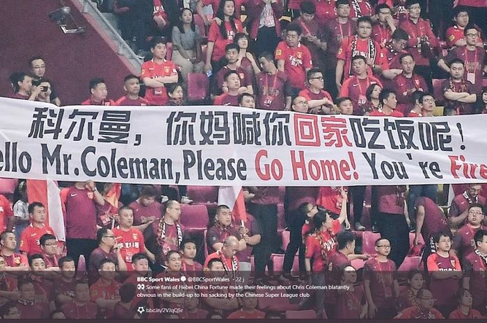 Penggemar Hebei mengangkat spanduk dengan tulisan menyindir Coleman setelah klub menderita kekalahan 3-2 dari Henan Jianye pada Minggu (12/5/2019).