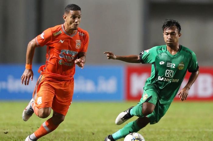 Pemain Borneo FC Renan Silva (kiri) berebut bola dengan Muhamad Hargianto (kanan) pada laga kontra Bhayangkara FC pada pekan pertama Liga 1 2019 di Stadion Aji Imbut, Tenggarong, Kamis (16/5/2019).