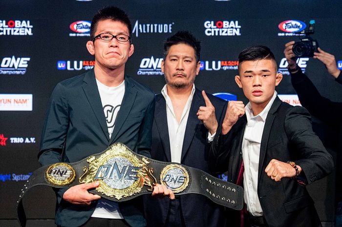 Chairman sekaligus CEO ONE Championship, Chatri Sityodtong (tengah) berpose bersama atlet asal Jepang, Shinya Aoki (kiri), dan petarung dari Singapura, Christian Lee.