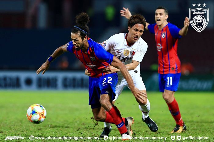 Bek kiri Johor Darul Takzim, La'Vere Corbin-Ong (depan) saat akan lepas dari kawalan pemain Kashia Antlers pada laga Liga Champions Asia 2019 di Stadion Larkin, 8 Mei 2019.