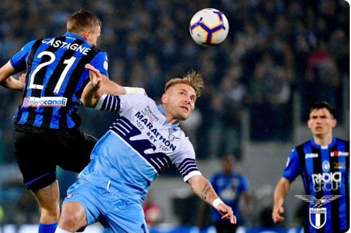 Penyerang Lazio, Ciro Immobile, berduel dengan gelandang Atalanta, Timoty Castagne, dalam laga final Coppa Italia di Stadion Olimpico, Rabu (15/5/2019).