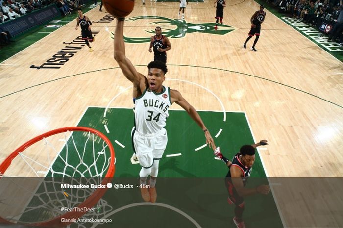 Aksi dunk Giannis Antetokounmpo saat memperkuat Milwaukee Bucks pada partai pertama final wilayah timur NBA 2019, Kamis (16/5/2019) pagi WIB