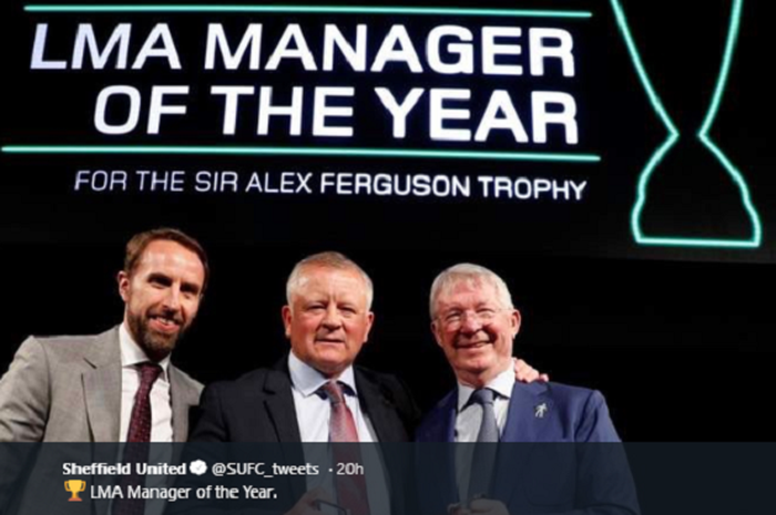 Pelatih Sheffield United, Chris Wilder (tengah), berpose dengan Gareth Southgate dan Sir Alex Ferguson setelah meraih gelar pelatih terbaik Inggris dari Asosiasi Pelatih Liga (LMA) pada 15 Mei 2019.