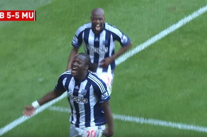 Bersama Youssouf Mulumbu, striker West Bromwich Albion, Romelu Lukaku merayakan gol ketiganya ke gawang Manchester United dalam laga Liga Inggris pada 19 Mei 2013.