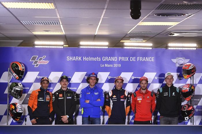 Para pembalap MotoGP berpose dalam konferensi pers menjelang MotoGP Prancis, Kamis (16/5/2019).