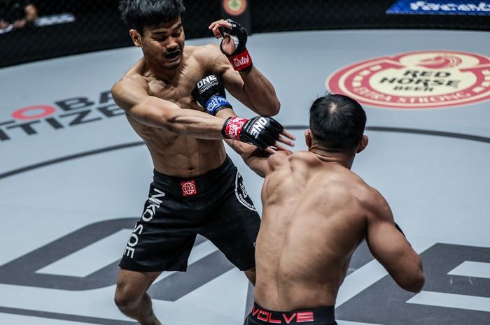 Atlet ONE Championship asal Indonesia, Eko Roni Saputra (kanan), melawan atlet Singapura, Niko Soe, dalam laga ONE: Roots of Honor di Manila, Filipina, Jumat (12/4/2019).