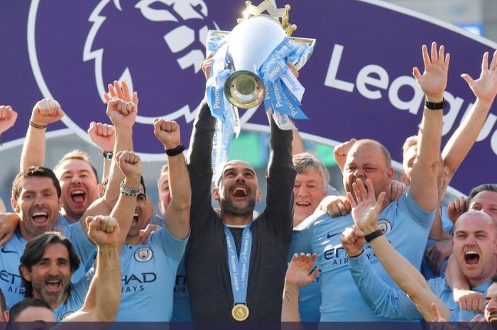 Manajer Manchester City, Josep 'Pep' Guardiola mengangkat trofi Liga Inggris musim 2018-2019