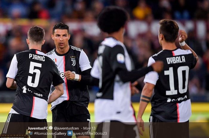 Megabintang Juventus, Cristiano Ronaldo (kedua dari kiri), bersalaman dengan Miralem Pjanic.