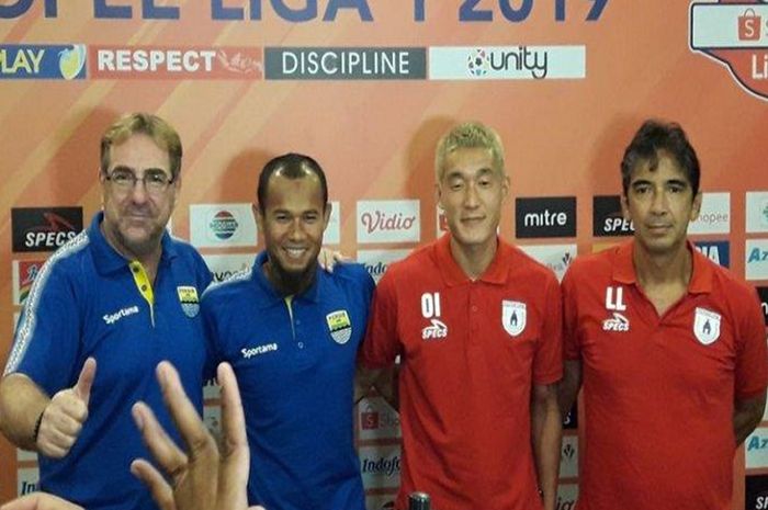 Pelatih Persib Bandung Robert Rene Alberts dan Supardi Nasir berfoto dengan Oh In-kyun dan Pelatih Persipura Jayapura Luciano Leandro.