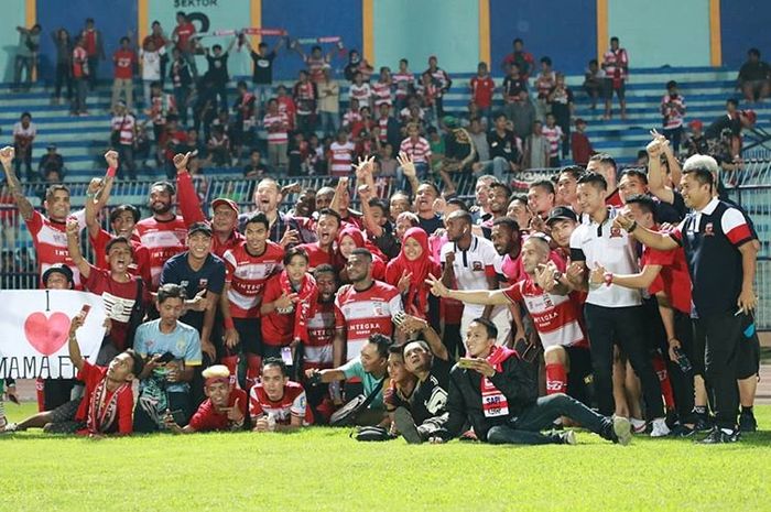 Ofisial Madura United merayakan kemenangan yang diraih saat melawan Persela Lamongan pada pekan pertama Liga 1 2019