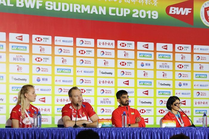 Pelatih kepala timnas bulu tangkis Denmark, Kenneth Jonassen, berbicara dalam konferensi pers jelang Piala Sudirman 2019 di Guangxi Sports Center, Nanning, China, Sabtu (18/5/2019).