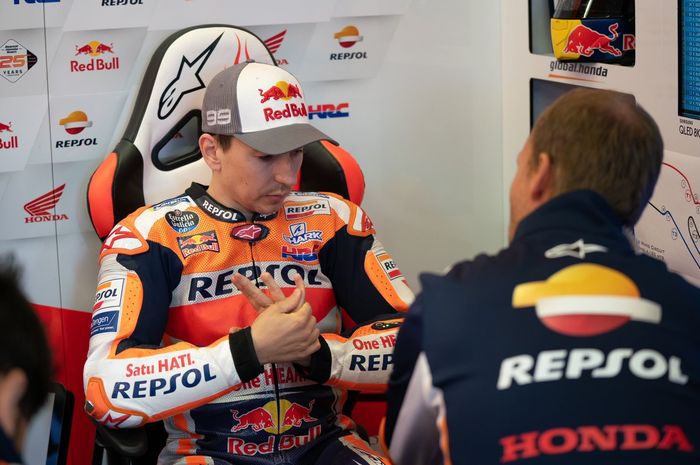 Pembalap Repsol Honda, Jorge Lorenzo, sedang berdiskusi dengan timnya pada seri MotoGP Prancis 2019.