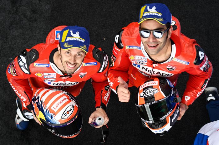 Dua pembalap Ducati, Andrea Dovizioso (kiri) dan Danilo Petrucci, berpose pada balapan MotoGP Prancis di Sirkuit Le Mans.