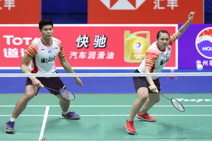 Pasangan ganda campuran Indonesia, Praveen Jordan/Melati Daeva Oktavianti, tampil pada partai kelima melawan Inggris pada penyisahan pertama Grup 1 B pada Piala Sudirman 2019 di Guangxi Sports Center, Nanning, China, Minggu (19/5/2019).