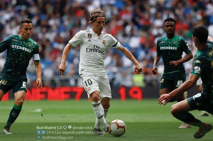 Gelandang Real Madrid, Luka Modric, menggiring bola dalam laga melawan Real Betis pada pekan ke-38 Liga Spanyol di Stadion Santiago Bernabeu, 19 Mei 2019.