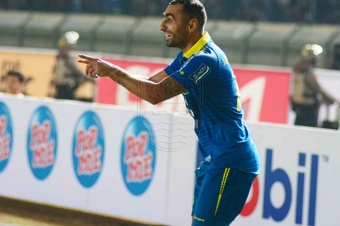 Gelandang Persib Bandung, Artur Gevorkyan, melakukan selebrasi setelah mencetak gol ke gawang Persipura Jayapura pada pekan pertama Liga 1 2019 di Stadion Si Jalak Harupat, Bandung, Sabtu (18/5/2019).