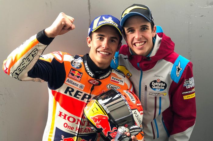 Marc Marquez (kiri) dan Alex Marquez berpose setelah sama-sama finis pertama pada balapan MotoGP Prancis 2019 di Sirkuit Le Mans, Minggu (19/5/2019).