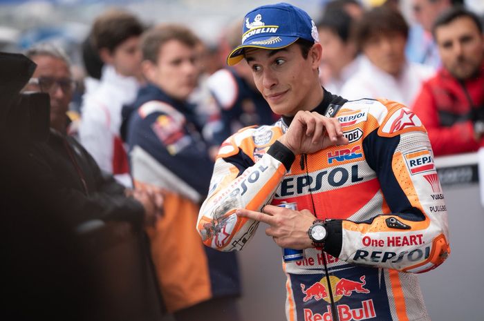 Marc Marquez ketika menunjukkan sikunya setelah terjatuh pada sesi kualifikasi MotoGP Prancis 2019.