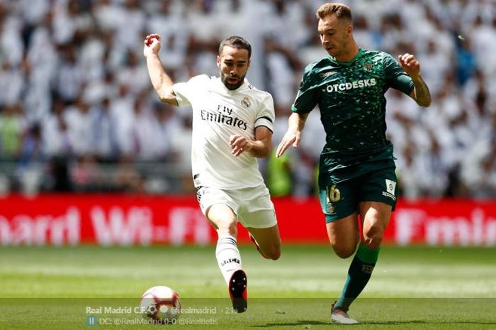 Bek Real Madrid, Dani Carvajal, bertarung dengan penyerang Real Betis, Loren Moron, dalam laga pekan ke-38 Liga Spanyol di Stadion Santiago Bernabeu, 19 Mei 2019.