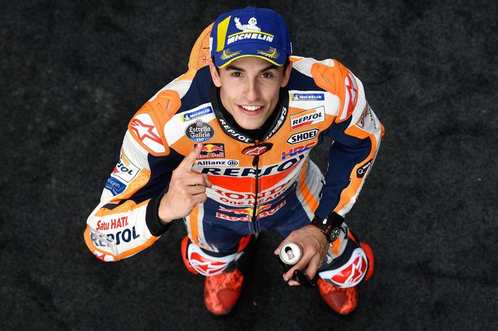 Pembalap Repsol Honda, Marc Marquez, berpose pada balapan MotoGP Prancis di Sirkuit Le Mans, Minggu (19/5/2019).