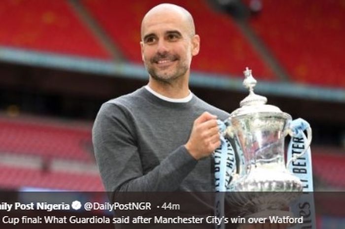 Manajer Manchester City, Pep Guardiola bersama trofi Piala FA