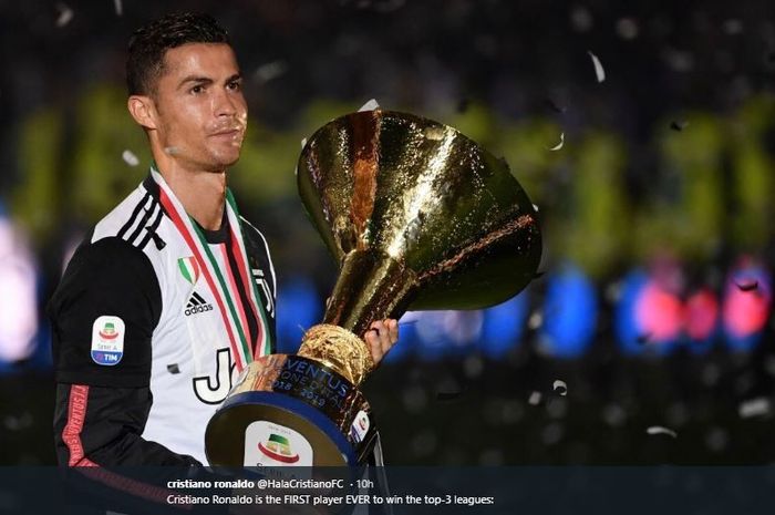 Megabintang Juventus, Cristiano Ronaldo, memegant trofi Scudetto Serie A Liga Italia musim 2018-2019.