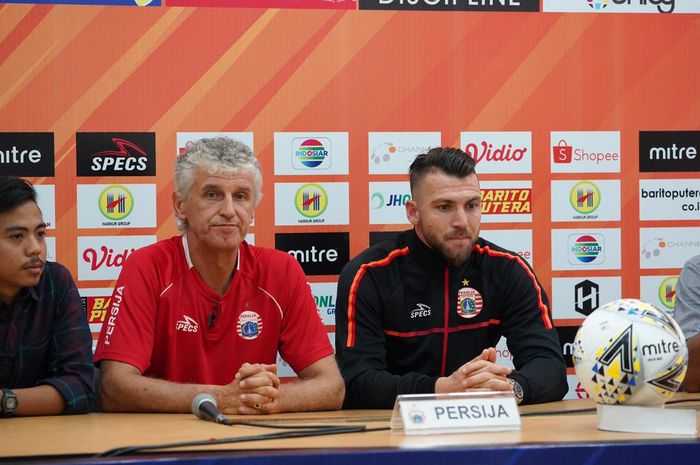 Pelatih Persija, Ivan Kolev dan striker Marko Simic menghadiri jumpa pers pra-pertandingan kontra tuan rumah Barito Putera pada Liga 1 2019 di Banjarmasin, 19 Mei 2019. 