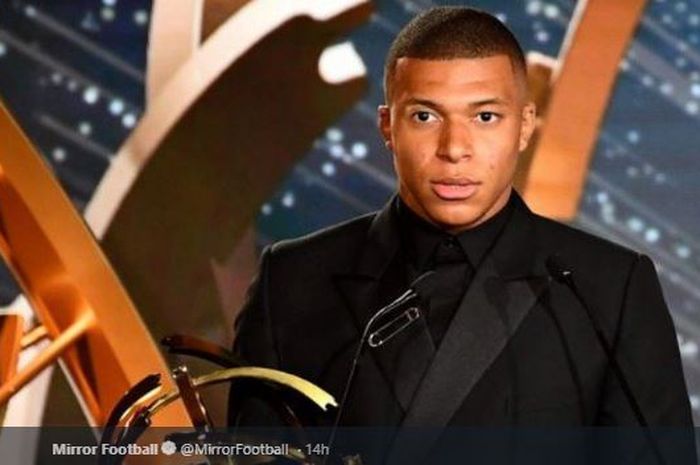 Penyerang Paris Saint-Germain, Kylian Mbappe, menerima penghargaan sebagai Pemain Terbaik Liga Prancis 2018-2019.