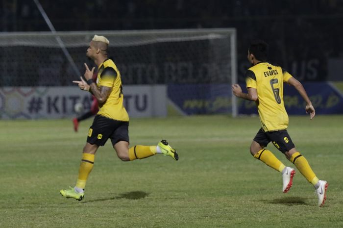 Selebrasi striker asing Barito Putera, Rafael Silva (kiri) yang dikejar Evan Dimas saat menyamakan skor 1-1 ketika menjamu Persija pada laga pekan pertama Liga 1 2019 di Stadion 17 Mei, Banjarmasin, 20 Mei 2019. 