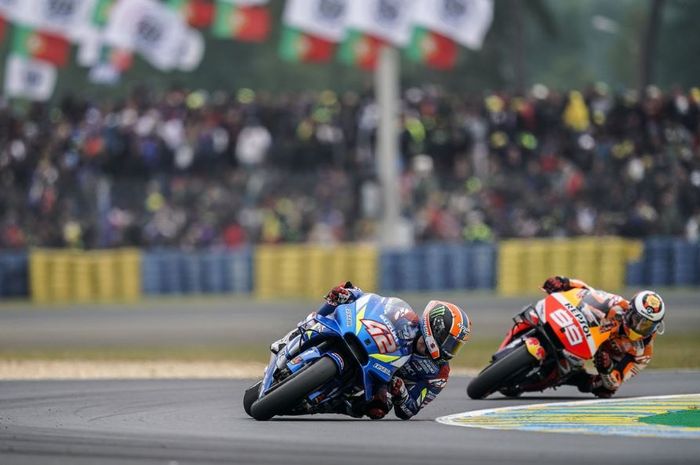 Momen ketika pembalap tim Suzuki Ecstar, Alex Rins berada di depan Jorge Lorenzo saat MotoGP Prancis 2019, Minggu (19/5/2019)