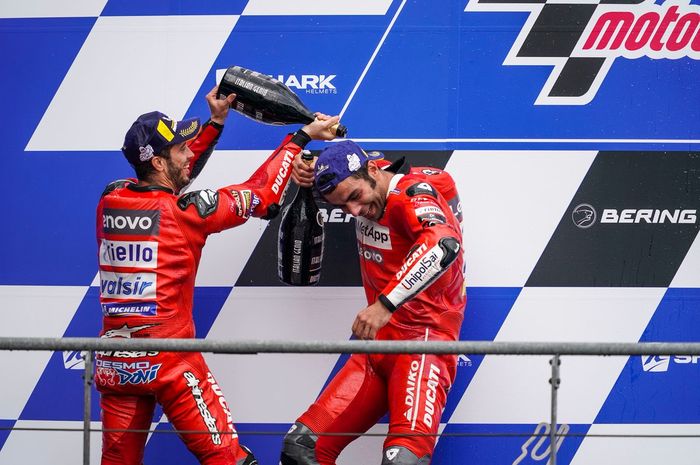 Danilo Petrucci dan Andrea Dovizioso saat merayakan posisi podium pada MotoGP Prancis 2019.