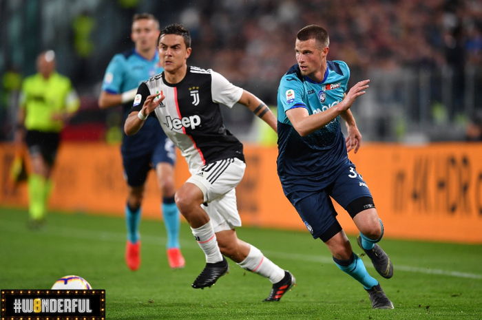 Striker Juventus, Paulo Dybala, menyerang pertahanan Atalanta ketika kedua tim bertemu pada giornata ke-37 Liga Italia Serie A, Senin (20/5/2019) di Allianz Stadium, Turin.