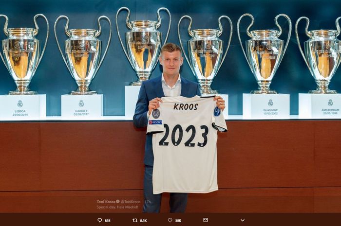 Toni Kroos saat resmi mendapatkan perpanjangan kontrak di Real Madrid.