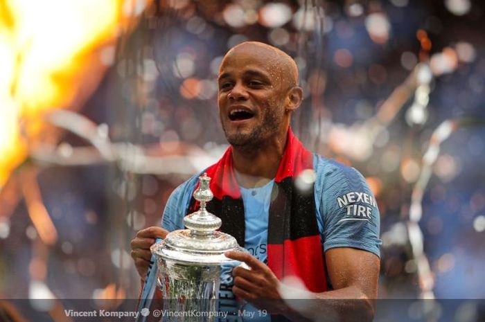 Kapten Manchester City, Vincent Kompany, merayakan gelar juara Liga Inggris musim 2018-2019.