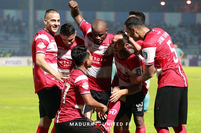 Para pemain Madura United merayakan gol yang dicetak oleh Slamet Cahyono ke gawang Persela Lamongan pada pekan pertama Liga 1 2019.