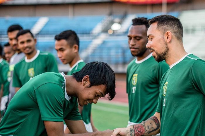 Mochamad Supriadi bersalaman dengan para pemain Persebaya di sesi latihan, Senin (20/5/2019).