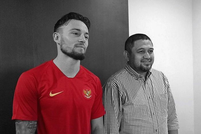 Gelandang PSM Makassar, Marc Klok,  mengenakan jersey timnas Indonesia bersama bos PSM Makassar, Munafri Arifuddin.