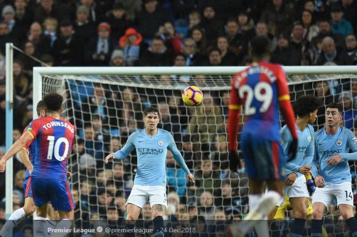 Pemain Crystal Palace, Andros Towndsend, menjebol gawang Manchester City pada pekan ke-18 Liga Inggris musim 2018-2019, 22 Desember 2018 di Stadion Etihad.