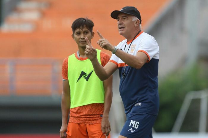 Pelatih Borneo FC, Roberto Carlos Mario Gomez, saat memimpin latihan tim.