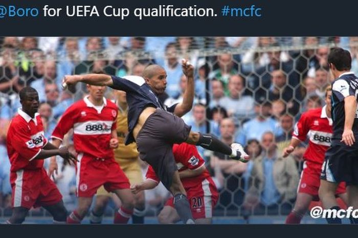 Momen saat kiper Manchester City, David James, bermain jadi striker pada laga terakhir Liga Inggris 2004-2005 kontra Middlesbrough.