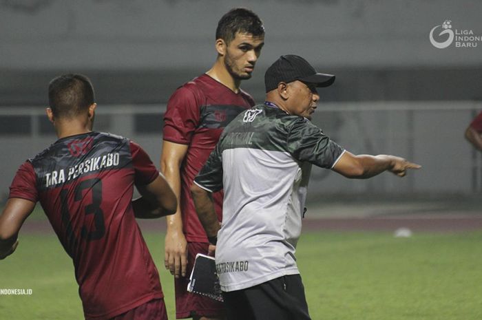 Pelatih Tira-Persikabo, Rahmad Darmawan, memberikan instruksi kepada pemainnya saat latihan dalam masa kompetisi Liga 1 2019.