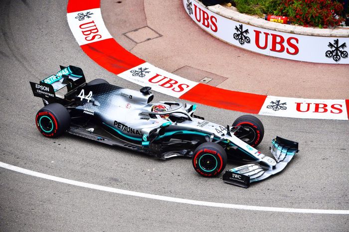 Lewis Hamilton (Mercedes) saat sesi FP1 F1 GP Monako 2019, Kamis (23/5/2019)