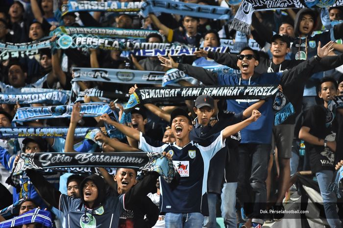 Suporter Persela Lamongan memberikan dukungan saat timnya menghadapi Persipura Jayapura pada pekan kedua Liga 1 2019 di Stadion Surajaya, Lamongan, pada 22 Mei 2019.