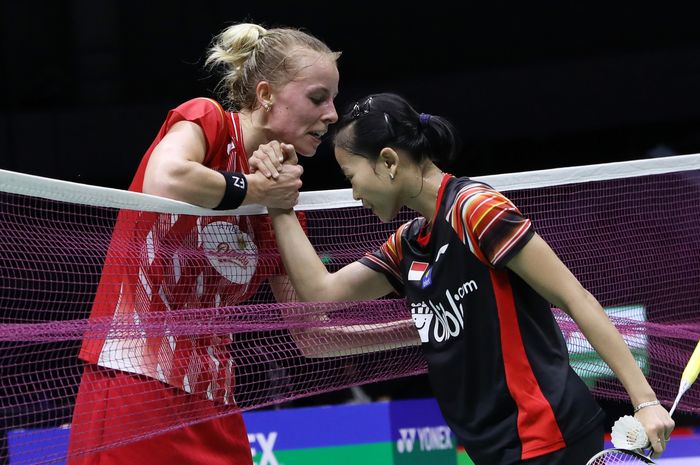 Fitriani saat menjabat tangan Mia Blichfeldt (Denmark) pada akhir pertandingan partai keempat di laga pamungkas penyisihan Grup B Piala Sudirman (Sudirman Cup) 2019, di Guangxi Sports Center Gymnasium, Nanning, China, Rabu (22/5/2019).